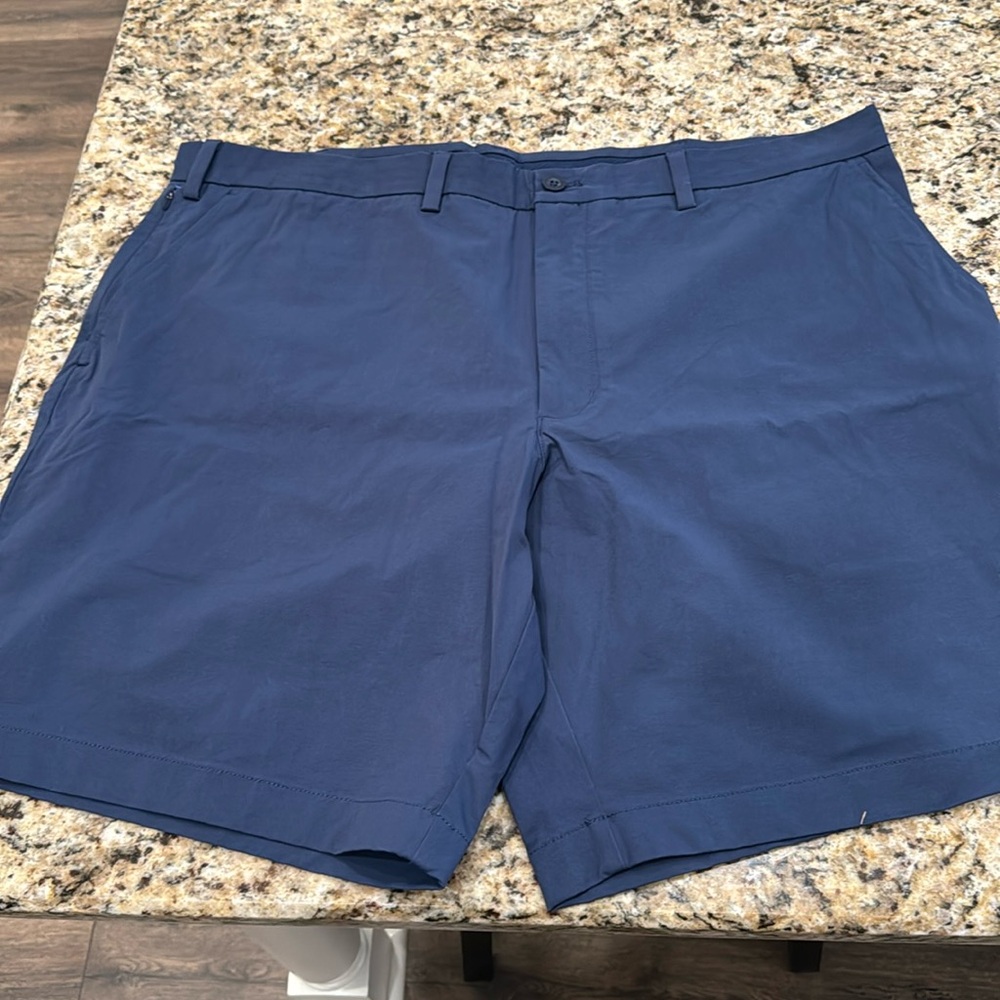 Men’s Vineyard Vines on-the-go shorts NWOT 44B